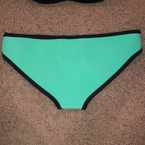 Triangle bikini top and bottom - Picture 6 of 7